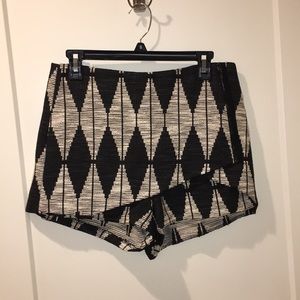 Black and Cream Patterned Envelope Skort